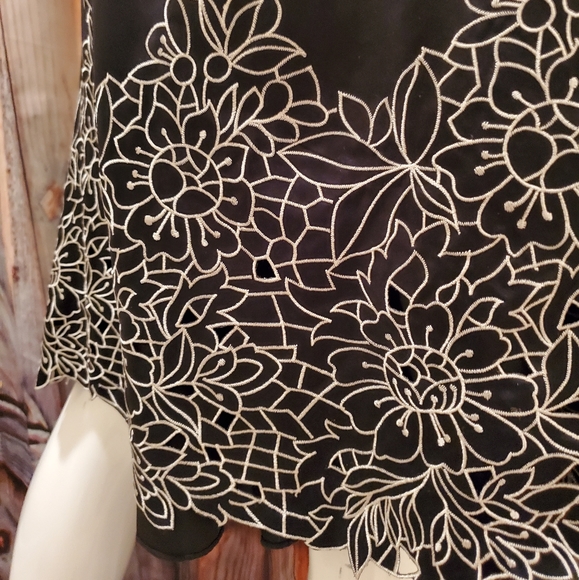 Black Strapless knee-length dress with white stitc - Picture 3 of 3